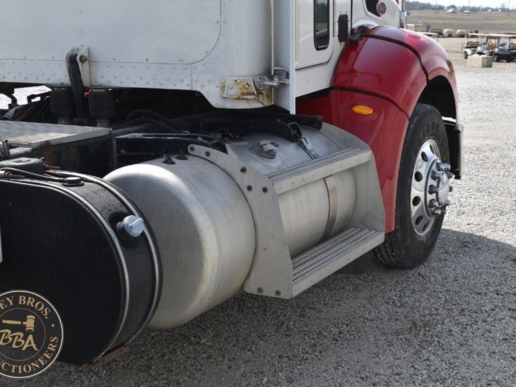 2012-peterbilt-384-image-23