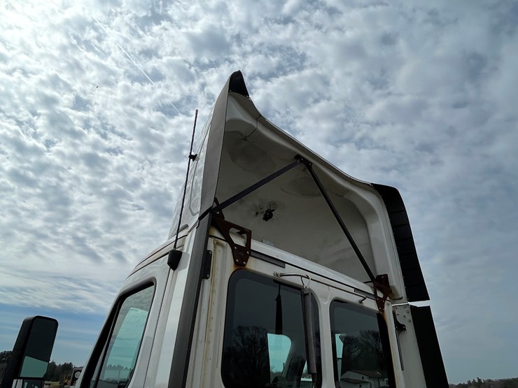 #113-•-2017-freightliner-single-axle-day-cab-semi-tractor-(has-wi-title)-image-13