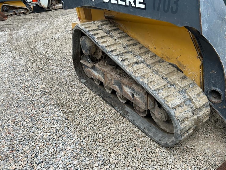 2017-deere-323e-image-12