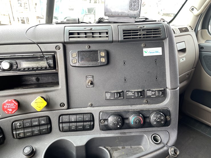 #104-•-2016-freightliner-cascade-evolution-sleeper-cab-semi-tractor-(has-wi-title)-image-60