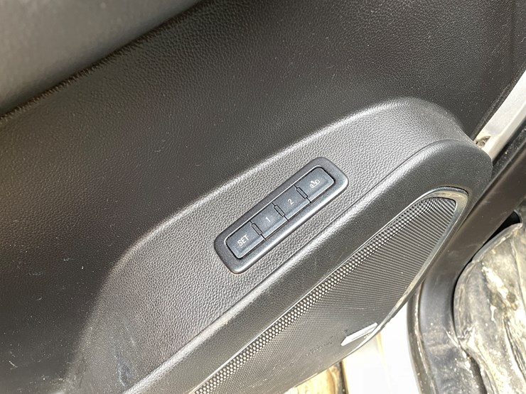 2015-chevrolet-suburban-image-36