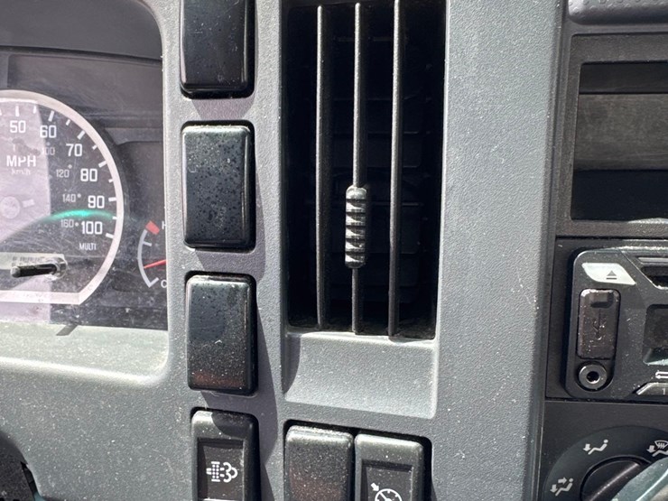 2022-isuzu-nrr-image-28