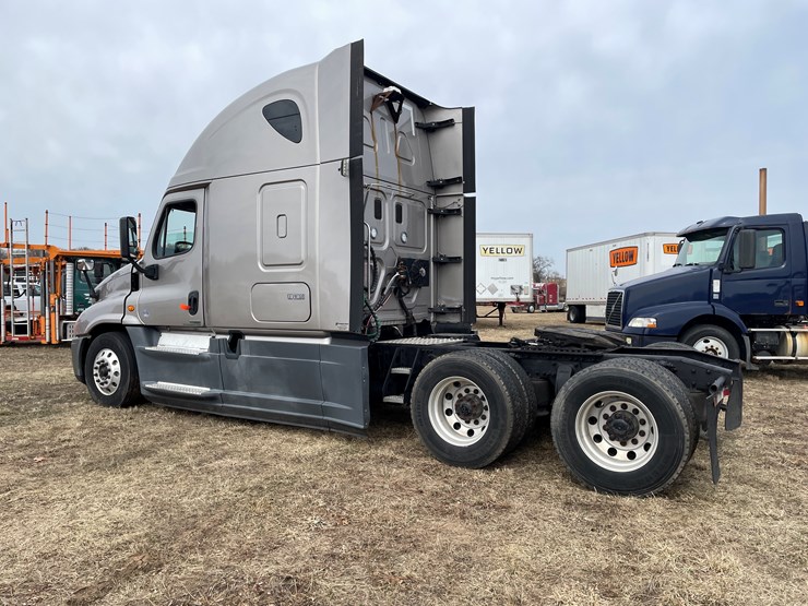#104-•-2016-freightliner-cascade-evolution-sleeper-cab-semi-tractor-(has-wi-title)-image-7
