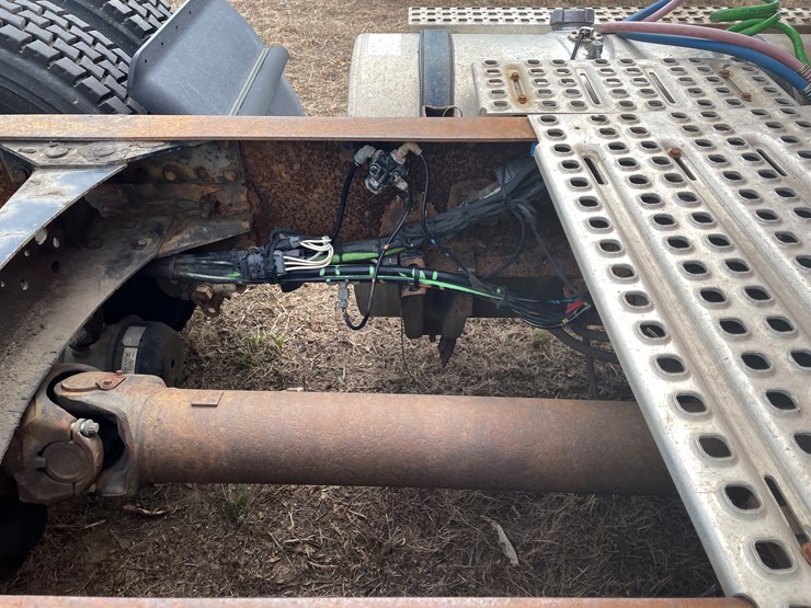 #121-•-2009-volvo-day-cab-semi-tractor-(has-wi-title)-image-32