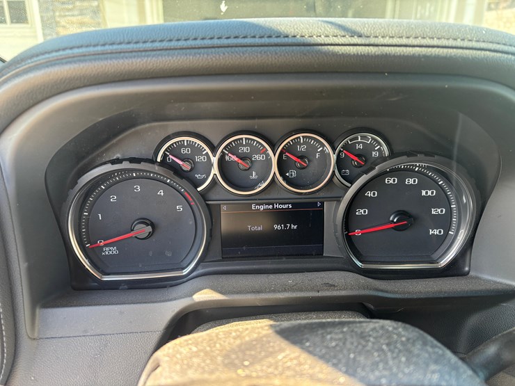 2023-chevrolet-z71-pickup-image-14