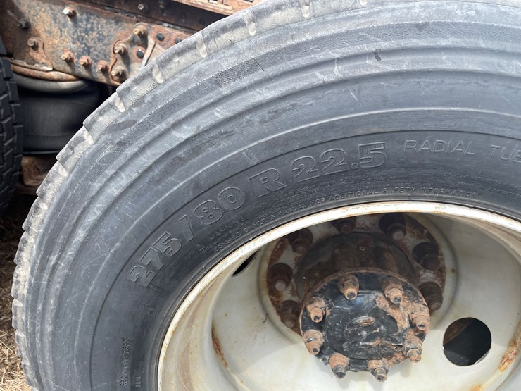 #121-•-2009-volvo-day-cab-semi-tractor-(has-wi-title)-image-50