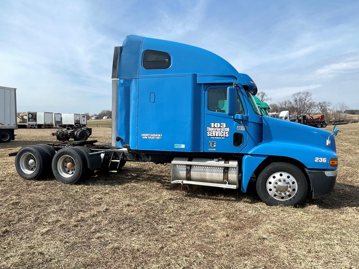 #134-•-2001-freightliner-century-class-sleeper-cab-semi-tractor-(has-wi-title)-(non-runner)-image-4