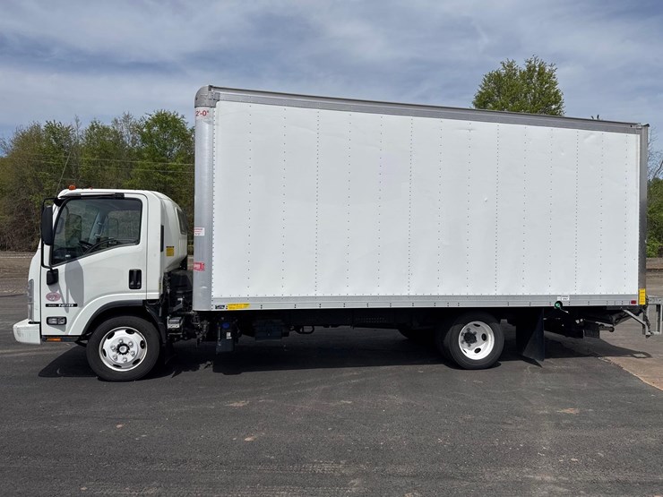 2022-isuzu-nrr-image-2