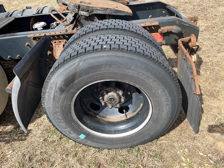 #115-•-2013-volvo-single-axle-day-cab-semi-tractor-(has-wi-title)-image-42