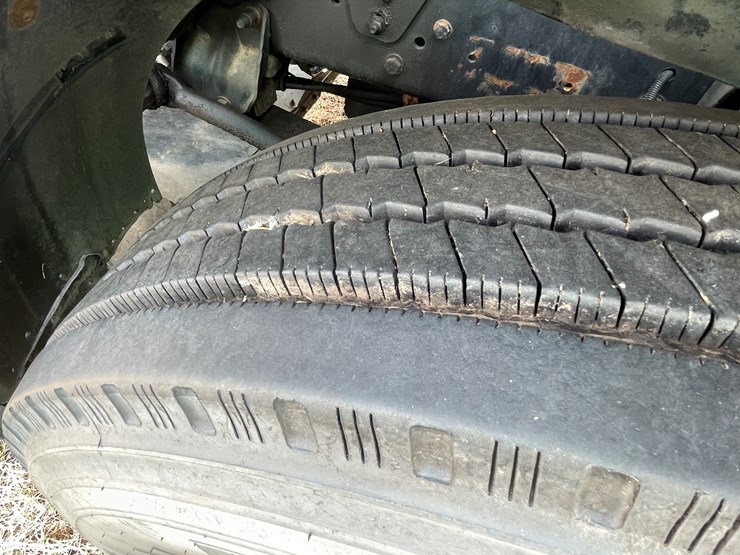 #134-•-2001-freightliner-century-class-sleeper-cab-semi-tractor-(has-wi-title)-(non-runner)-image-53