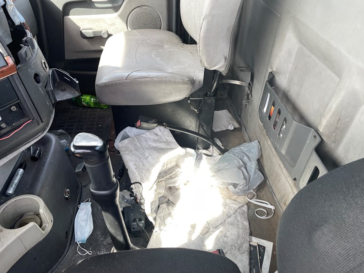 #123-•-2006-volvo-day-cab-semi-tractor-(has-wi-title)-image-83