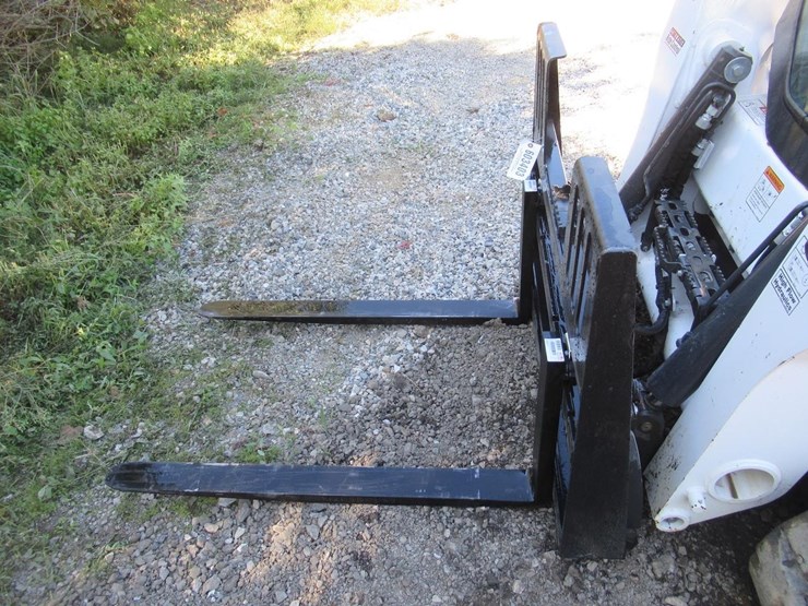 wildcat-48"-walk-through-skid-steer-pallet-forks-image-2