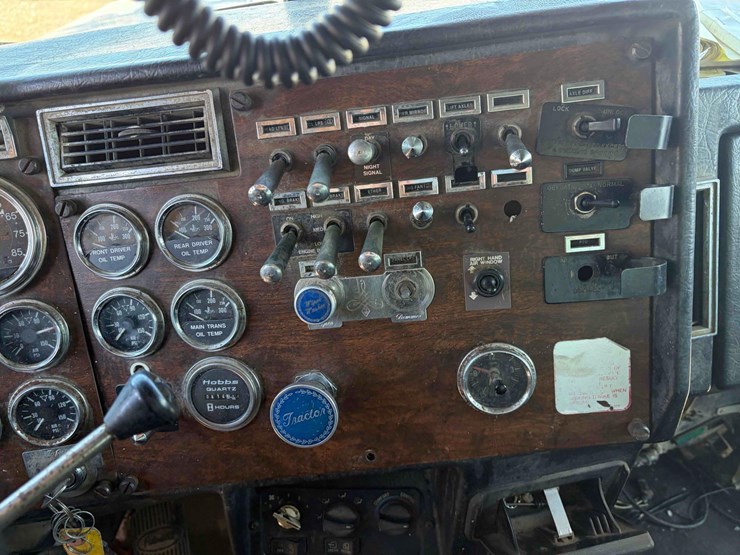 1996-peterbilt-tri-axle-dump-image-12