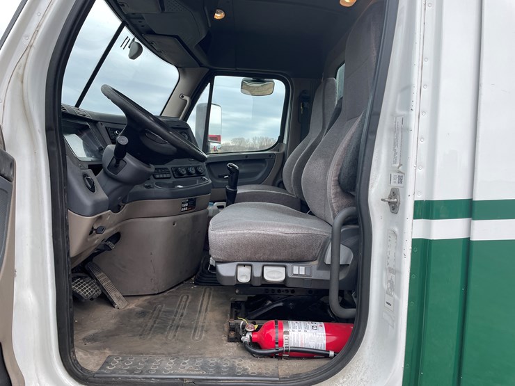 #114-•-2017-freightliner-single-axle-day-cab-semi-tractor-(has-wi-title)-image-68