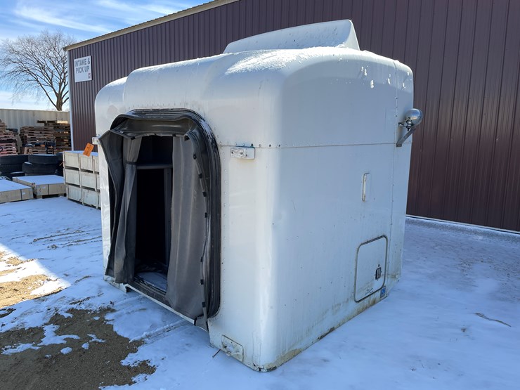 #3937-•-semi-sleeper-cab-image-1