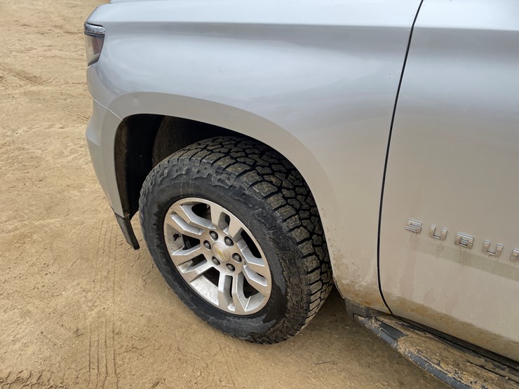 2015-chevrolet-suburban-image-30