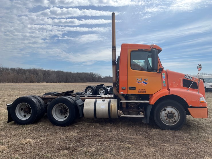 #121-•-2009-volvo-day-cab-semi-tractor-(has-wi-title)-image-4