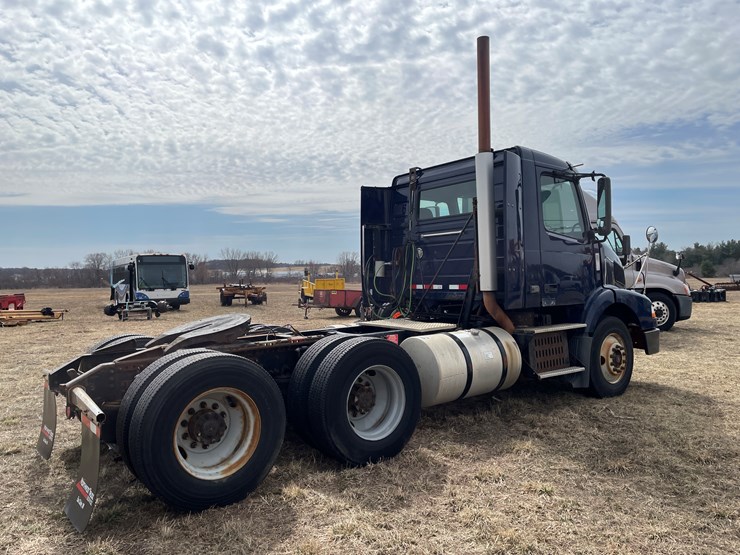 #117-•-2009-volvo-day-cab-semi-tractor-(has-wi-title)-image-5
