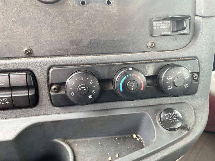 #114-•-2017-freightliner-single-axle-day-cab-semi-tractor-(has-wi-title)-image-76