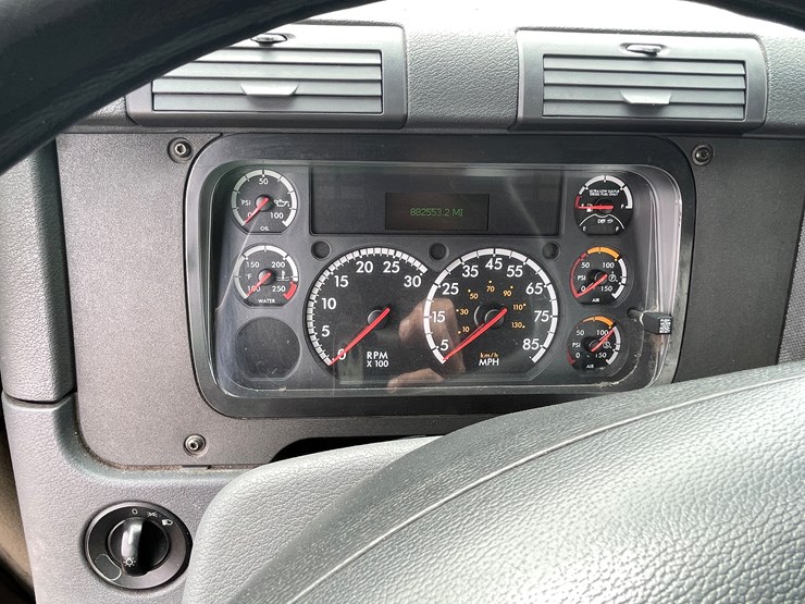 #113-•-2017-freightliner-single-axle-day-cab-semi-tractor-(has-wi-title)-image-67