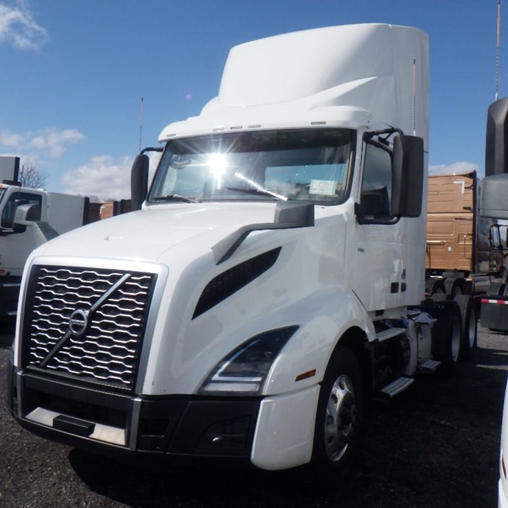 2021 VOLVO VNR300