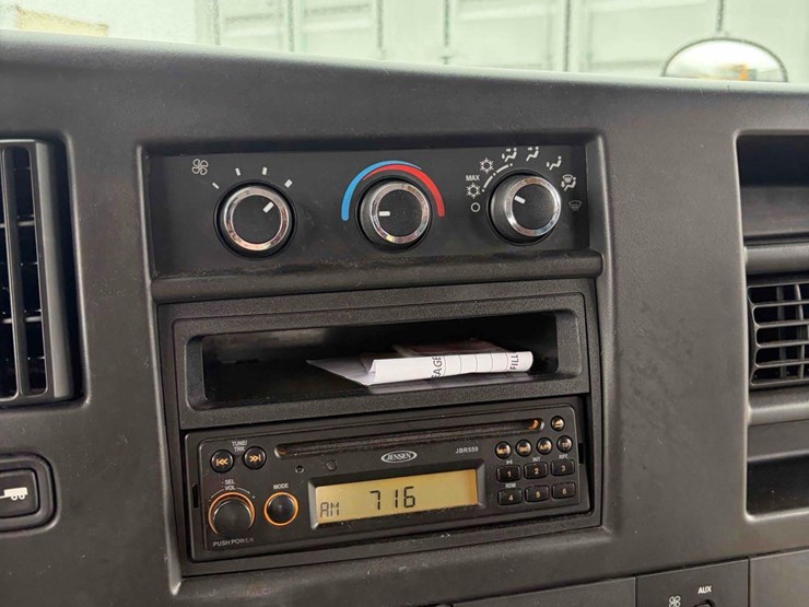 2012-chevrolet-12-passenger-bus-image-10