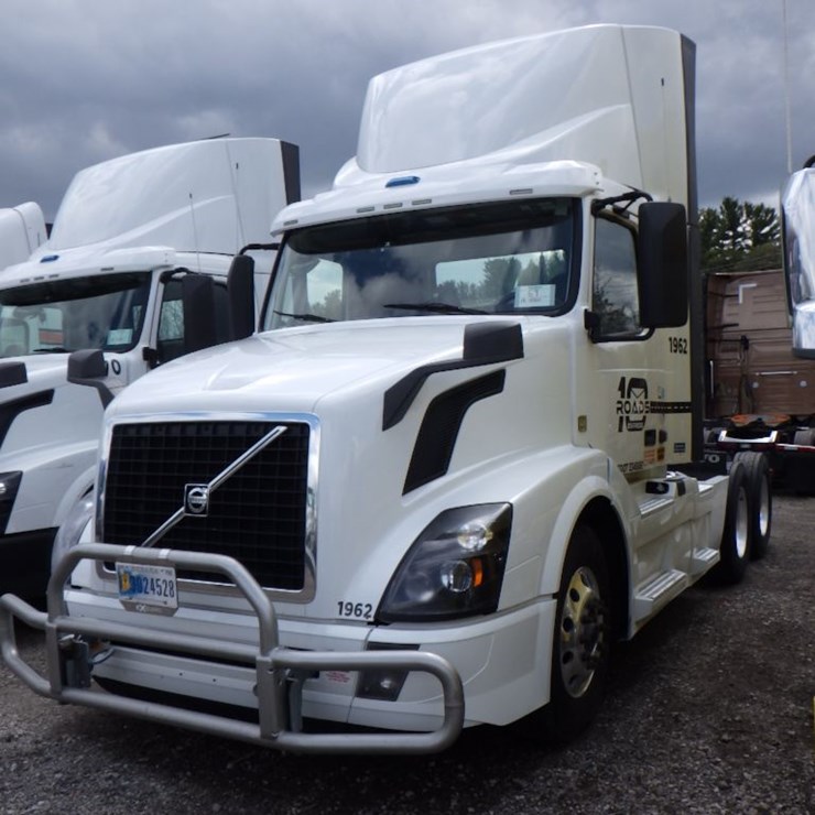 2018 VOLVO VNL300