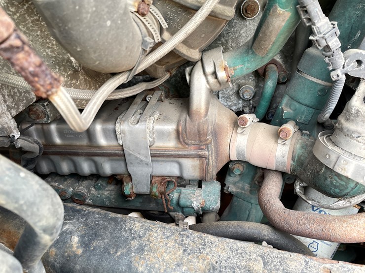 #117-•-2009-volvo-day-cab-semi-tractor-(has-wi-title)-image-65