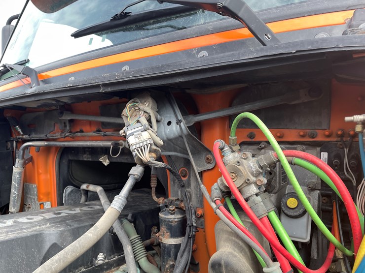 #121-•-2009-volvo-day-cab-semi-tractor-(has-wi-title)-image-60