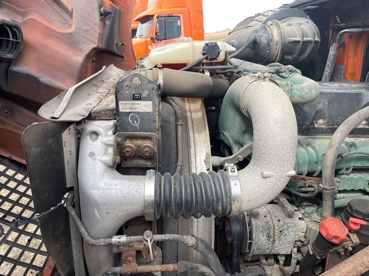 #121-•-2009-volvo-day-cab-semi-tractor-(has-wi-title)-image-63