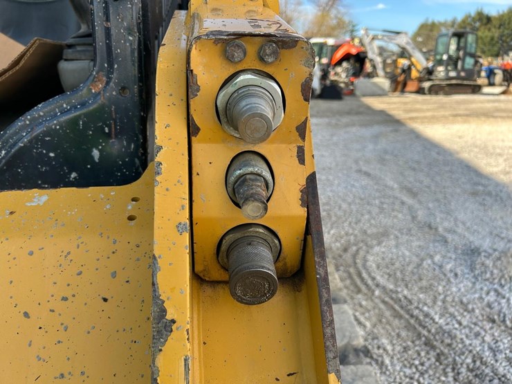 2015-caterpillar-259d-image-11