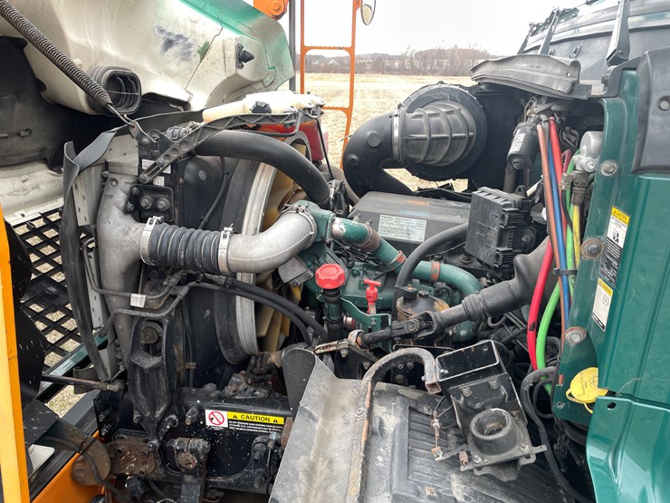 #110-•-2014-volvo-car-hauler-semi-and-trailer-(has-wi-title)-image-73