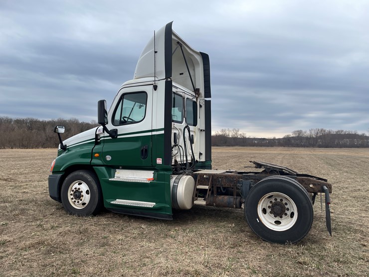 #114-•-2017-freightliner-single-axle-day-cab-semi-tractor-(has-wi-title)-image-7