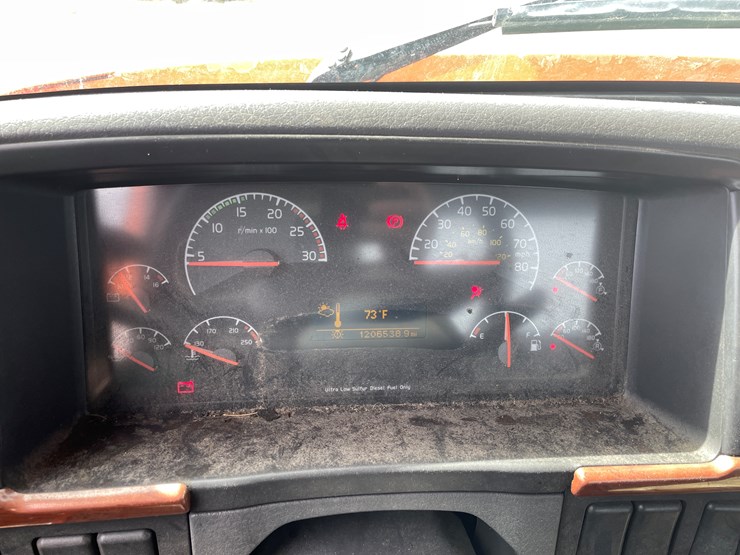 #121-•-2009-volvo-day-cab-semi-tractor-(has-wi-title)-image-83