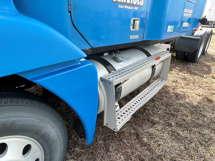 #134-•-2001-freightliner-century-class-sleeper-cab-semi-tractor-(has-wi-title)-(non-runner)-image-14