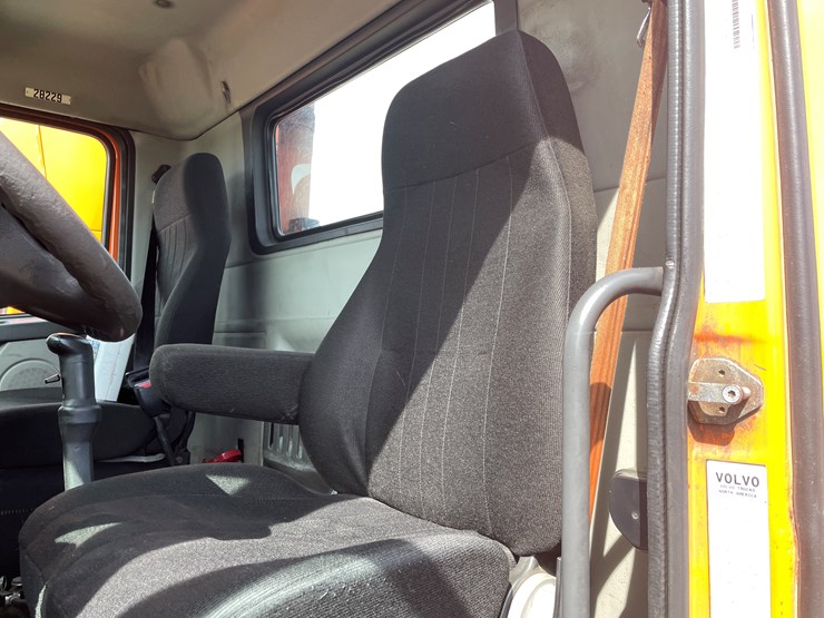 #122-•-2009-volvo-day-cab-semi-tractor-(has-wi-title)-image-74