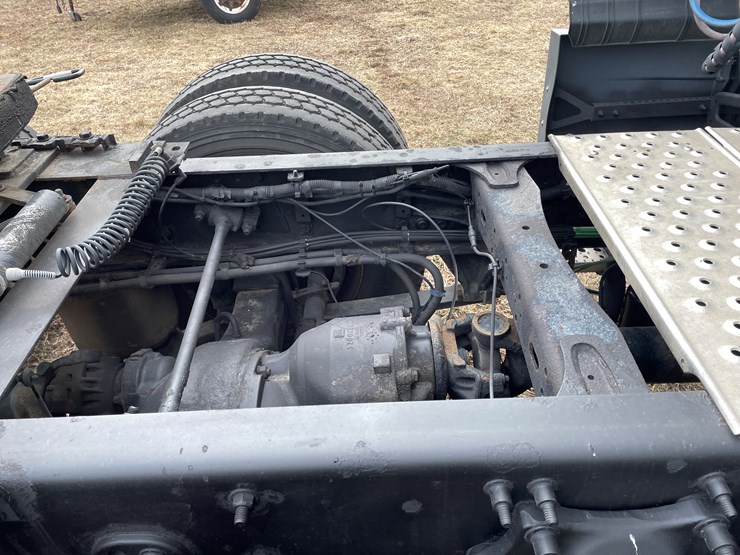 #104-•-2016-freightliner-cascade-evolution-sleeper-cab-semi-tractor-(has-wi-title)-image-27