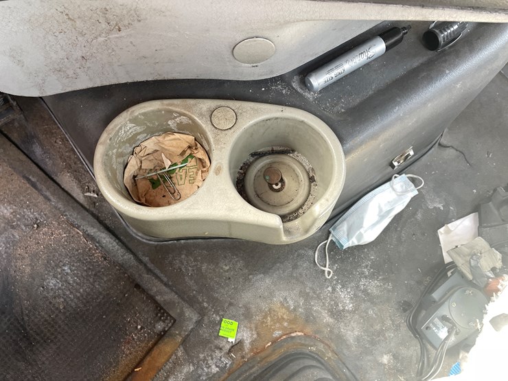 #123-•-2006-volvo-day-cab-semi-tractor-(has-wi-title)-image-94