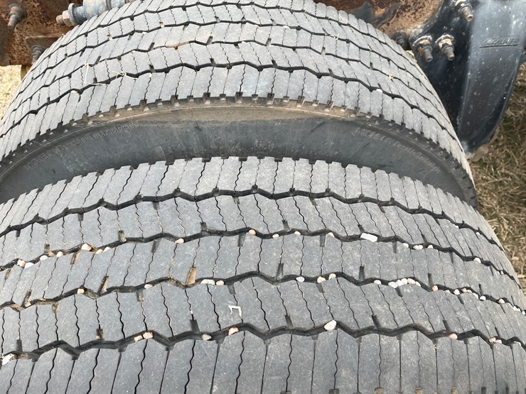 #114-•-2017-freightliner-single-axle-day-cab-semi-tractor-(has-wi-title)-image-31