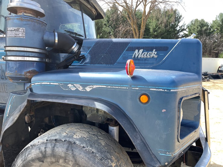 #401-•-1991-mac-rb688s-dump-truck-(has-mn-title)-image-15