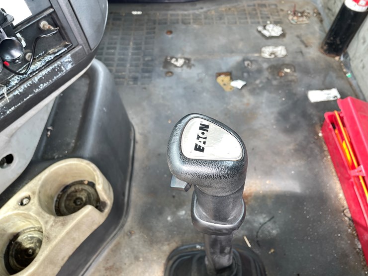 #117-•-2009-volvo-day-cab-semi-tractor-(has-wi-title)-image-72