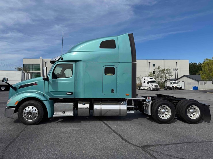 2023-peterbilt-579-image-2