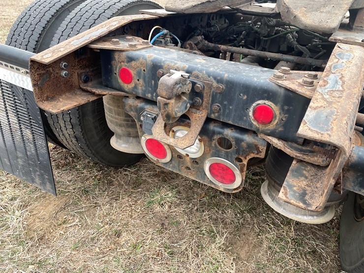 #114-•-2017-freightliner-single-axle-day-cab-semi-tractor-(has-wi-title)-image-34