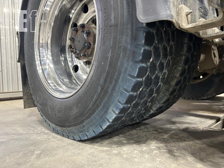 2016-peterbilt-579-image-36