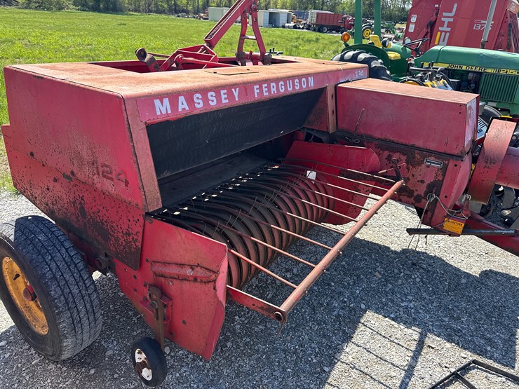 massey-ferguson-124-image-1