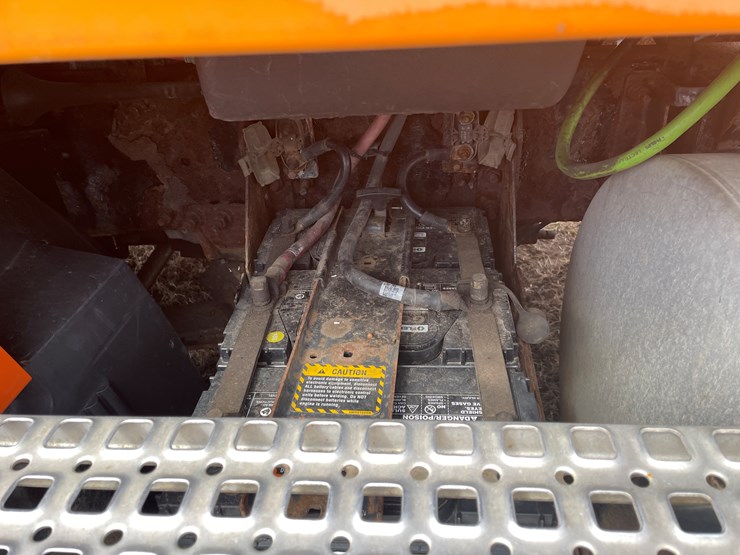 #121-•-2009-volvo-day-cab-semi-tractor-(has-wi-title)-image-57