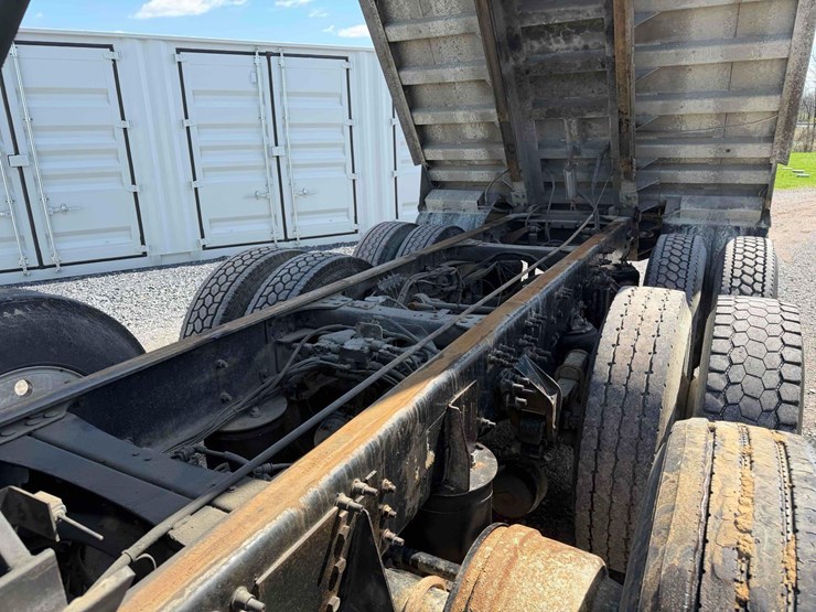 2009-mack-gu713-tri-axle-dump-image-25