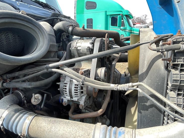 #134-•-2001-freightliner-century-class-sleeper-cab-semi-tractor-(has-wi-title)-(non-runner)-image-65