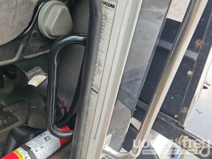 2016-peterbilt-348-image-39