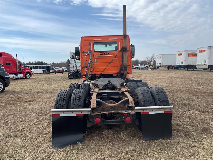 #121-•-2009-volvo-day-cab-semi-tractor-(has-wi-title)-image-6